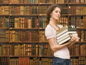 mujer_libros_biblioteca